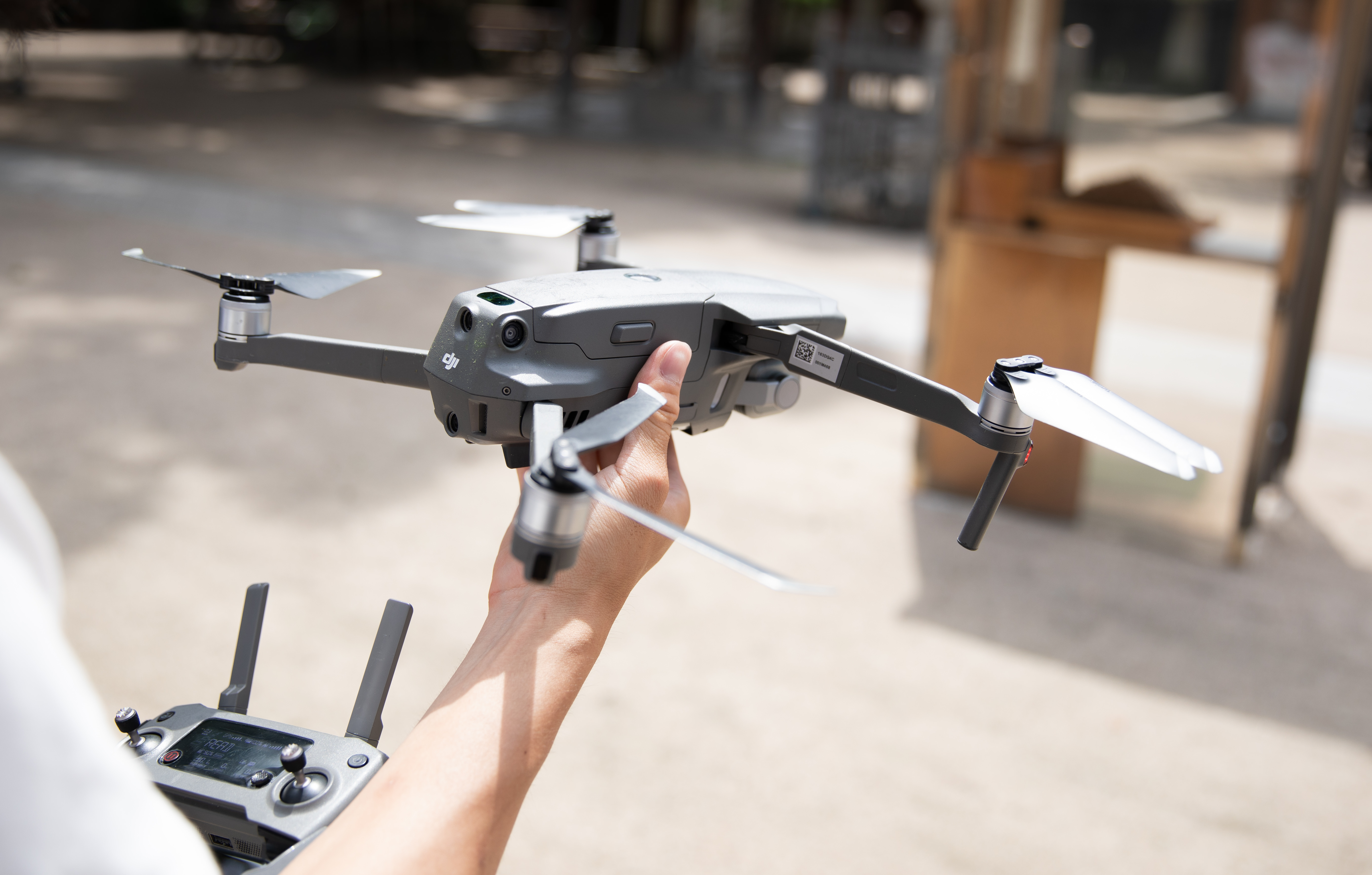 ドローンとプロポを持つ運営者